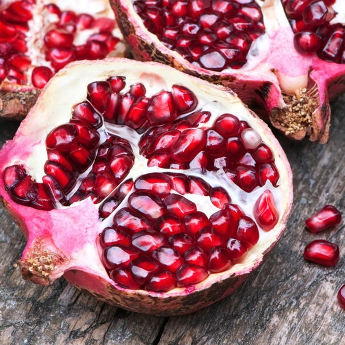 عصير الرمان على الخشب