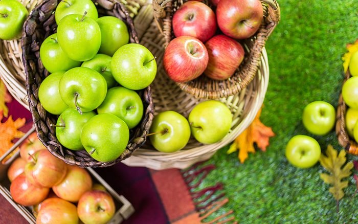 قطع التفاح العضوي الطازج في المزرعة.