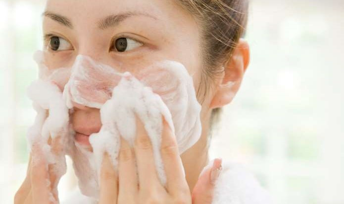 تنظيف الوجه من الدهون والأوساخ 5 طرق سهلة